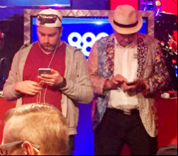 Players are routinely checking their phones in between hands at the WSOP.